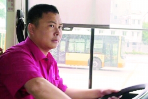 公交上男子持刀哭诉遭遇不公 机智司机用英语