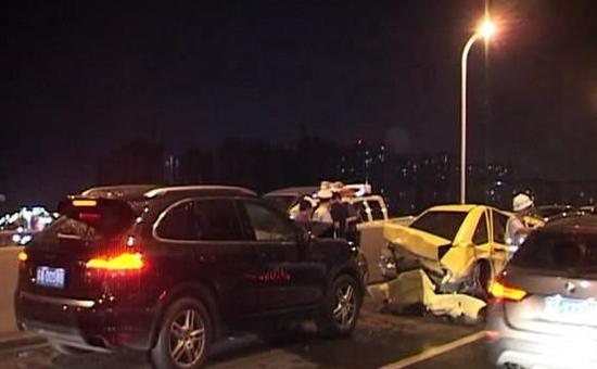 南京司机开车捡手机致卡宴追尾3车连撞