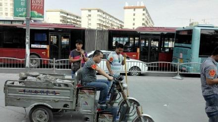 郑州道路坑连坑无人管 公交司机自行填坑