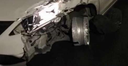 男子撞车驾爆胎车逃逸 左前轮只剩轮毂