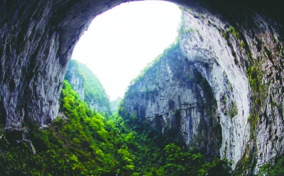 贵州溶洞成夏天避暑圣地 被游客称为天然大冰箱