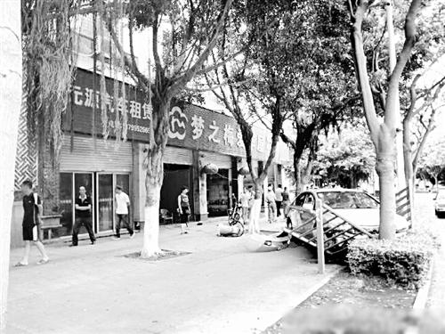 轿车撞倒护栏后才停下(网友供图)