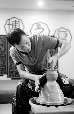 邢窯技藝傳承人張志忠現(xiàn)場(chǎng)展示陶器制作