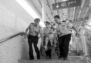 民警用轮椅将孕妇抬出火车站