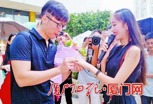 小马给女友戴上戒指。