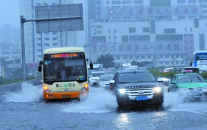 昨暴雨连番袭穗陆路变水路 暴雨水浸车保险赔