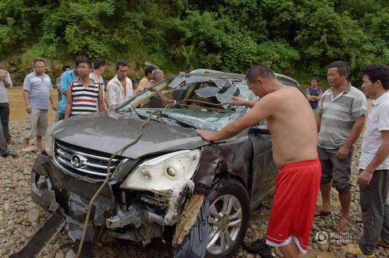 云南临沧一汽车坠江 司机失踪