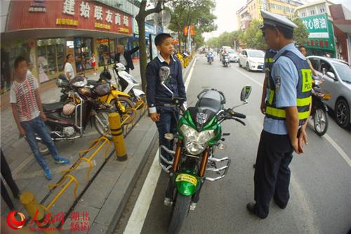 12岁男孩带弟弟闹市飙车 被交警及时制止