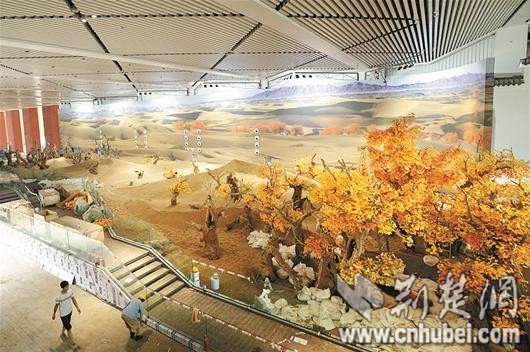 图为：这片沙漠里的胡杨林，一沙一木都是从内蒙古运来的，取名“生命之舟”在戈壁大漠的最恶劣环境中，也只有“三千年的胡杨”才能被称为是生命的脊梁。因此，这个大漠胡杨林的布景被命名为“生命之舟”，也是整个展馆内最令人震撼的布景。