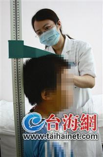 医生检查两性畸形小患者的身体情况
