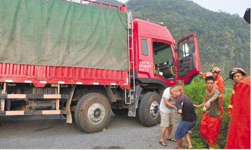 前面是悬崖 司机死踩刹车1个多小时等救援