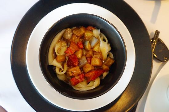 茄丁卤肉汆面。面宽但不厚硬,料足汁香,量不多不少正合适