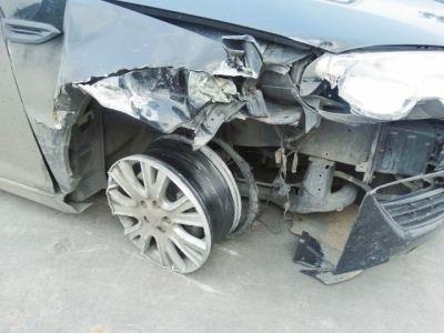 醉酒男子撞车后逃逸 车轮跑得只剩下钢圈