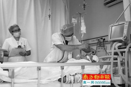 危重病人,优先抢救。昨日下午,急诊科医生检查病人病情。