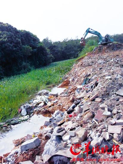 惠深交界跨区难管理 有毒垃圾占据农田河道