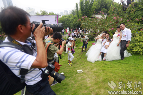 武汉黄鹤楼紫薇苑首次对外开放拍摄婚纱照(图