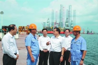 李克强大连眺望钻井平台:东北未来大有希望|李