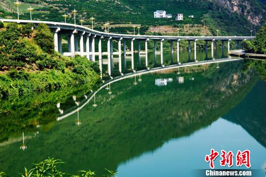 水上公路穿越峽谷 望作信 攝