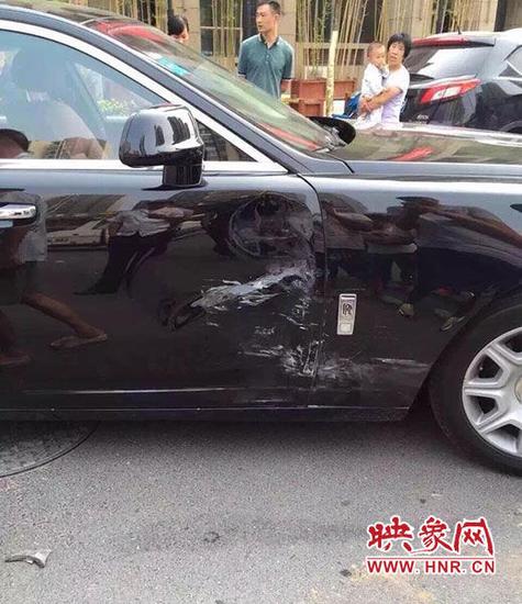 面包车和劳斯莱斯相撞 豪车车主不要赔偿