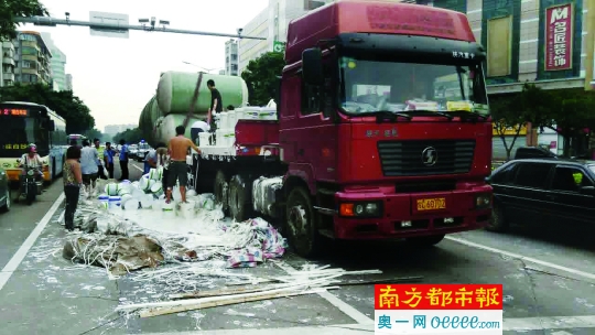 江门一运漆车上油漆倾倒 两道路交会处交通受阻"106544"