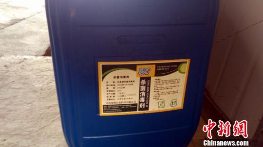 车间内用于消毒的“双氧水” 王昊阳 摄