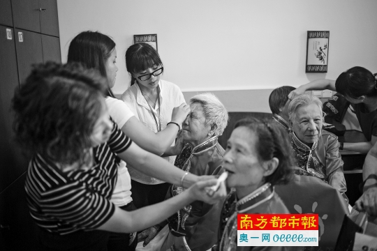 广州市老人院50周年院庆，老人们在化妆准备上台表演。