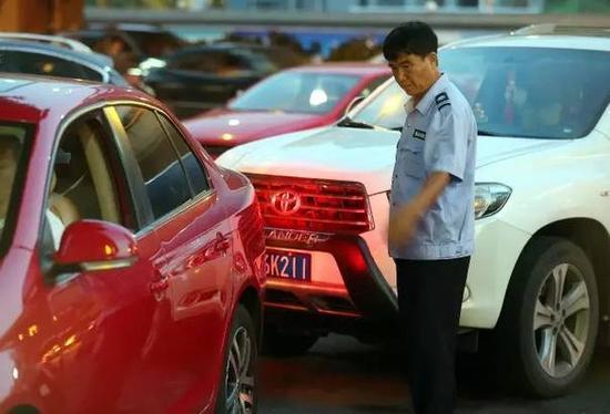 隐形富豪大叔杭州做保安 坐拥上海十几套房|