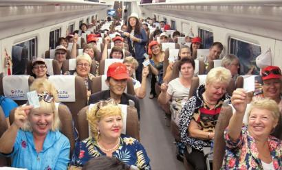 “东北最美高铁”正式开通运营首日，一个俄罗斯旅行团乘坐列车从珲春前往敦化一位俄罗斯旅客说，“我经常去欧洲的芬兰，也乘坐过很多高铁，这次是最舒服、沿途最美的高铁。” 本报摄影报道组摄