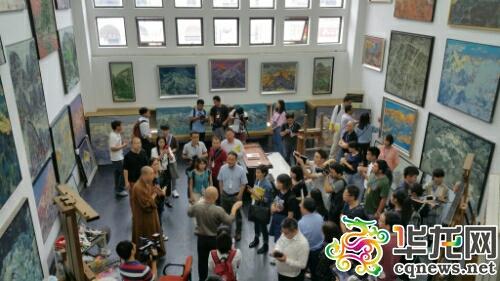 微博达人们在川美副院长张杰工作室参观。