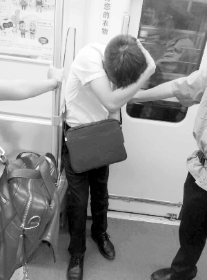 男子被带往派出所。当事人供图