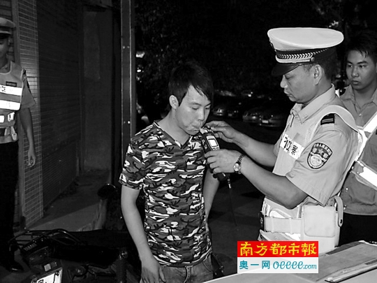 “请用劲吹气”!近日,全市交警上路严查酒驾、毒驾。 通讯员 吴剑波 供图