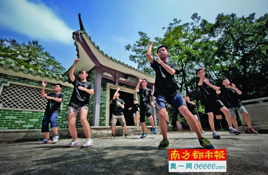 学生练习咏春拳。陈启林 摄