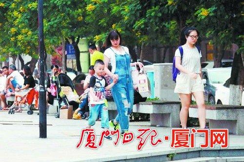 我市昨日以阴雨天为主,今明两天我市气温将逐步升高。(本报记者 姚凡 摄)