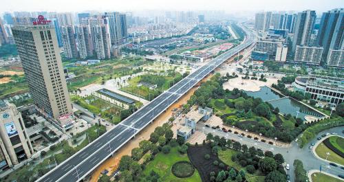 万家丽路主线高架与蜿蜒的圭塘河并行。