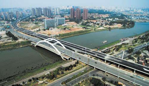 万家丽路高架跨越美丽的浏阳河。
