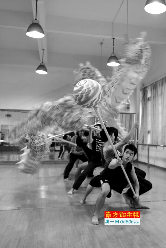 五邑大学武术队在表演龙狮。通讯员供图