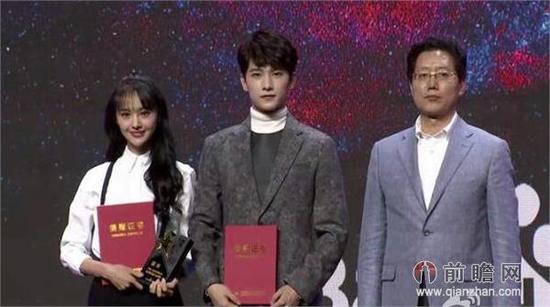 杨洋郑爽同台造型似大神微微 黄渤调侃自己找