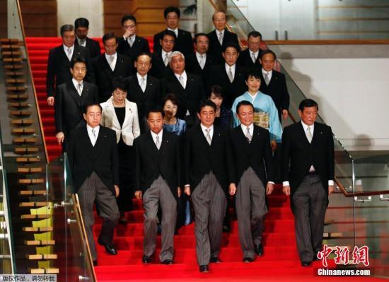 日本首相安倍即将改组内阁主要阁僚将留任