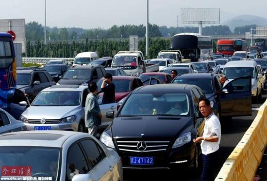 在在京昆高速公路北京房山地段，出现返程拥堵车流现象。