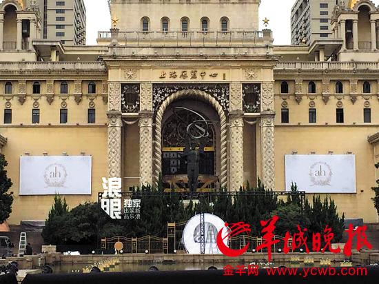 婚礼场馆门外也挂着巨幅的“ah”