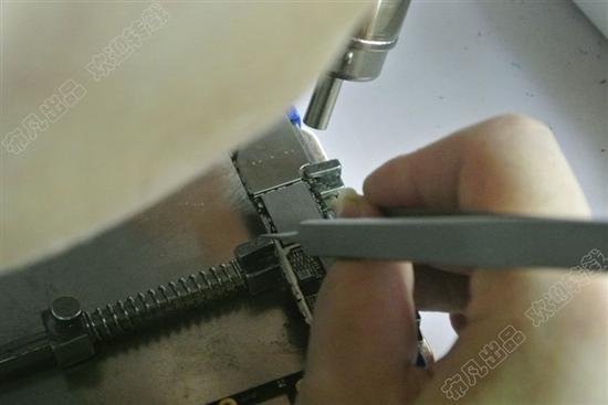 先热风枪把硬盘四周的原厂胶扣掉