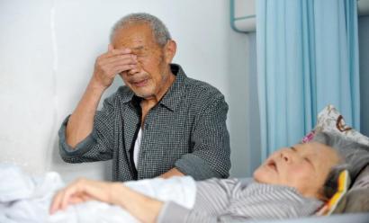 扶老罗生门再现:骑车少年扶摔倒老人被指撞人