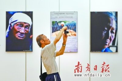 2015年8月18日,杭州举办幸存“慰安妇”图片实物展,展出中国、韩国等地的70位“慰安妇”幸存者的肖像照、日常物品和手印等展品。新华社发