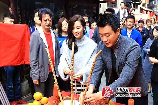 (上香祈福。)