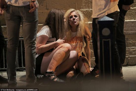 英国数百大学生通宵派对疯狂宿醉街头