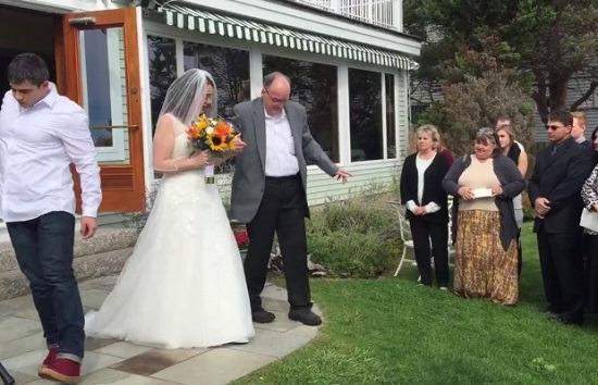 爸爸患病久坐轮椅练走路陪女儿走婚礼红毯（图）