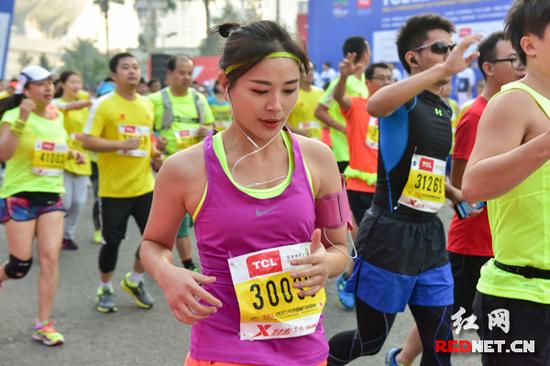 长沙国际马拉松1.5万人齐跑 美女抢镜(图)_新浪湖南_新浪网