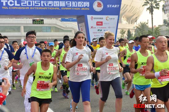长沙国际马拉松1.5万人齐跑 美女抢镜(图)