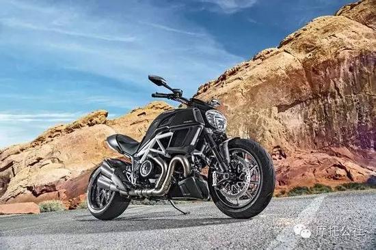 什么是超级街车!大魔鬼碳纤维摩托