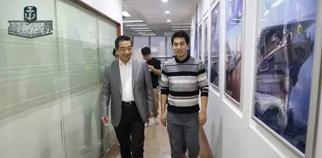 张召忠探营空中网体验战舰世界,惊叹高还原度!